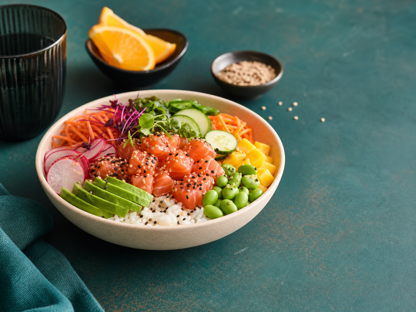 Pokè colorato con salmone, avocado, mango, edamame e verdure fresche.